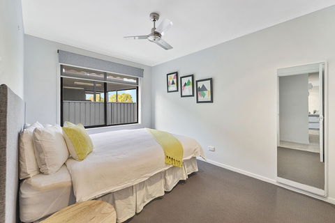 Lake Escape On Pool Avenue - Local Tourism 0