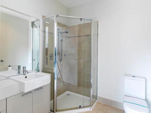 ONE LEVEL At BROADBEACH RESORT - Local Tourism 3