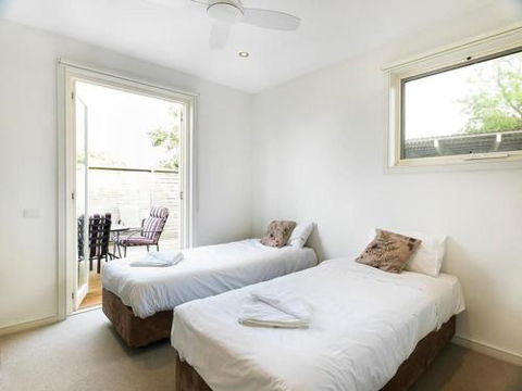 ONE LEVEL At BROADBEACH RESORT - Local Tourism 6
