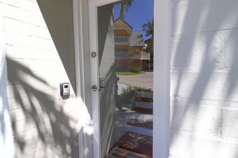 Palms Studio Apartment At Raffetys Resort - Accommodation Australia 0