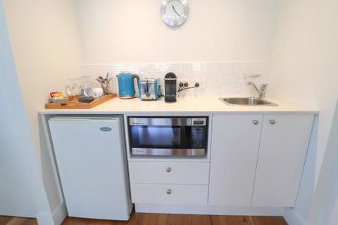 Palms Studio Apartment At Raffetys Resort - Accommodation Australia 2