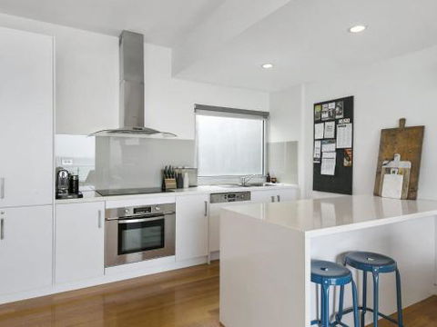 LOUTTIT BAY APARTMENT 2 Main Street With Wifi & Views - Accommodation Australia 0