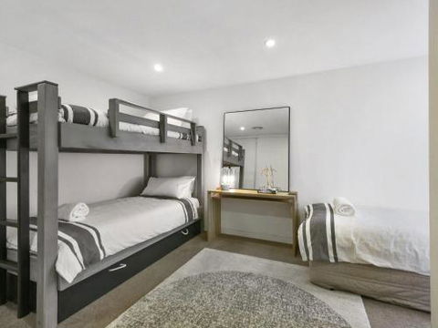 LOUTTIT BAY APARTMENT 2 Main Street With Wifi & Views - Accommodation Australia 5
