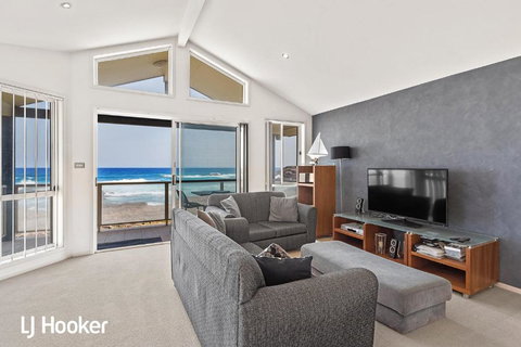 Absolute Waterfront At Anna Bay - Local Tourism 3