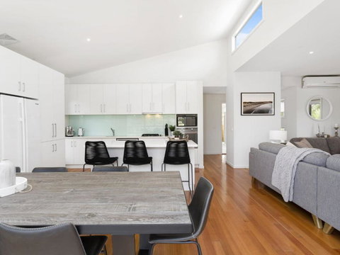 YOU ME & THE SEA BLAIRGOWRIE - Accommodation Australia 4
