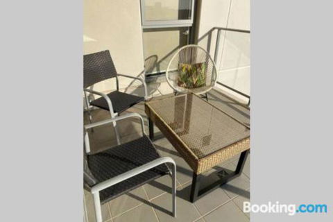 SKY GARDENS SUNSET RIVER VIEW NETFLIX WINE PARKING - Accommodation Australia 3