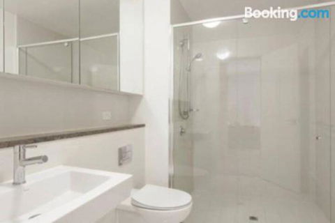 SKY GARDENS SUNSET RIVER VIEW NETFLIX WINE PARKING - Accommodation Australia 2