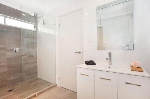 BEACH SHOPS & FABULOUS VACATION HOME! - Accommodation Australia 3