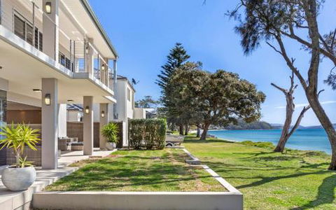Paradise Beach House Waterfront With Heated Pool - Accommodation Australia 1