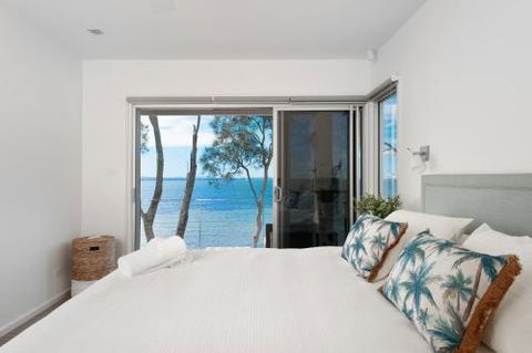 Paradise Beach House Waterfront With Heated Pool - Accommodation Australia 4