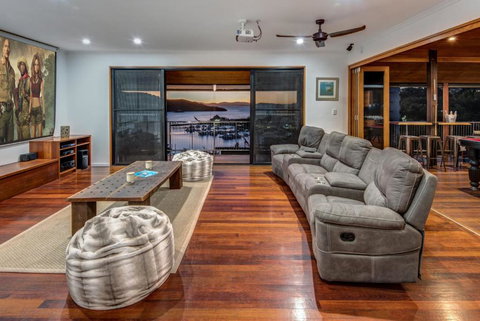 Uisce Luxury Holiday House With Jacuzzi Pool Table Cinema Premium Foxtel & Two Buggies - Australia Shopping 6