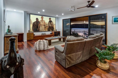 Uisce Luxury Holiday House With Jacuzzi Pool Table Cinema Premium Foxtel & Two Buggies - Australia Shopping 3