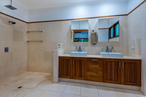 Uisce Luxury Holiday House With Jacuzzi Pool Table Cinema Premium Foxtel & Two Buggies - Australia Shopping 1