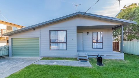 Family Home On 14 Lansell In Cowes - Local Tourism 0