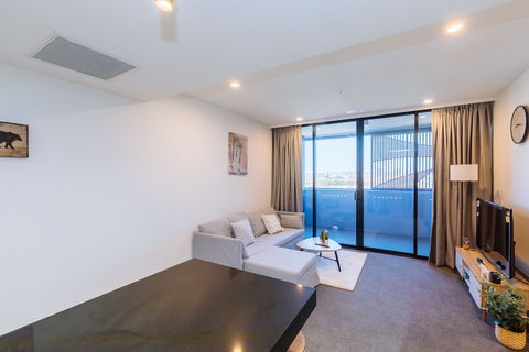 Airtrip Apartments On Deshon St - Accommodation Australia 2