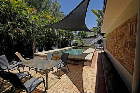 Rare Modern Unit W Private Fenced Garden Close To The Beach PC4 - Bed n Breakfasts 2