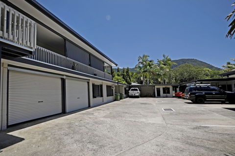 Rare Modern Unit W Private Fenced Garden Close To The Beach PC4 - Bed n Breakfasts 0