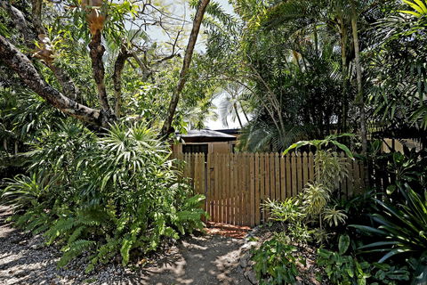 Rare Modern Unit W Private Fenced Garden Close To The Beach PC4 - Bed n Breakfasts 1