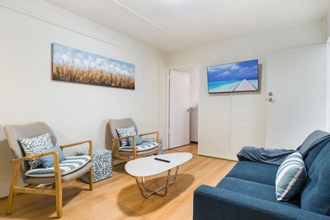 Rare Modern Unit W Private Fenced Garden Close To The Beach PC4 - Bed n Breakfasts 6