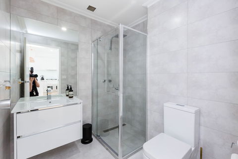 ROLAND, 1BDR Melbourne Apartment - Accommodation Australia 5
