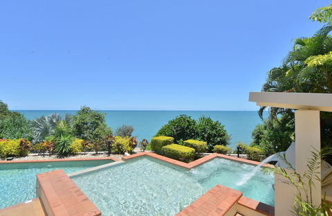 Bellevue At Trinity Beach - Bed n Breakfasts 1