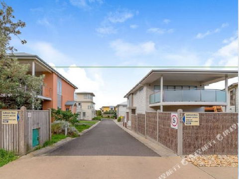 Fabulous Townhouse At The Famous Smiths Beach - Accommodation Australia 4