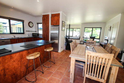 Avignon In Bright - Local Tourism 1