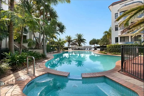 Gold Coast Apartment At Sandcastles On Broadwater - Local Tourism 3