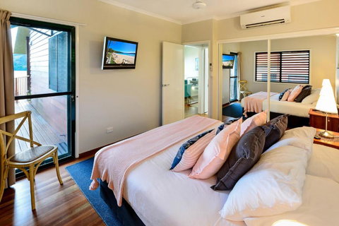 NEWLY BEAUTFULLY RENOVATED 16 The Casuarina 3 Bedroom House With 180 Degree Ocean Views - Bed n Breakfasts 1
