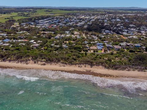 DRIFTAWAY ACROSS FROM SURF BEACH - Local Tourism 4