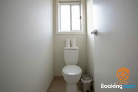 109Cozy Cranbourne Family House5Bed2Bath2Parking - Accommodation Australia 2