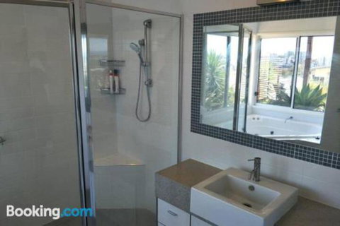 Coolangatta Gold - Australia Shopping 6