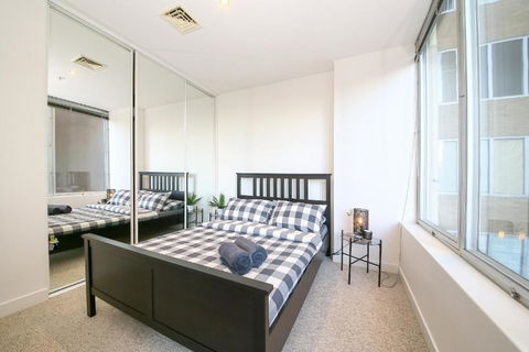 A Spacious & Central 2BR Apt Near Flinders Station - Accommodation Australia 5