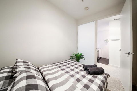 A Spacious & Central 2BR Apt Near Flinders Station - Accommodation Australia 1