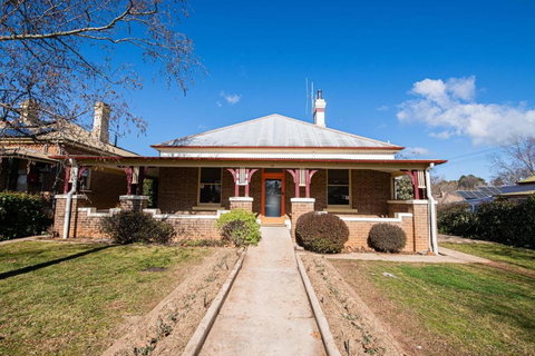 The Byng House Grand & Central Entertain 12 - Accommodation Australia 2