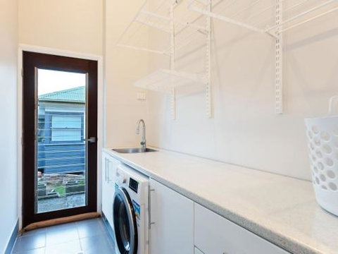 Absolute Waterfront Lakehouse Fishing Point Waterfront Pool Jetty - Australia Shopping 1