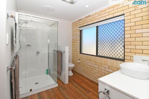 Urangan Harbour Bungalow - Accommodation Australia 5