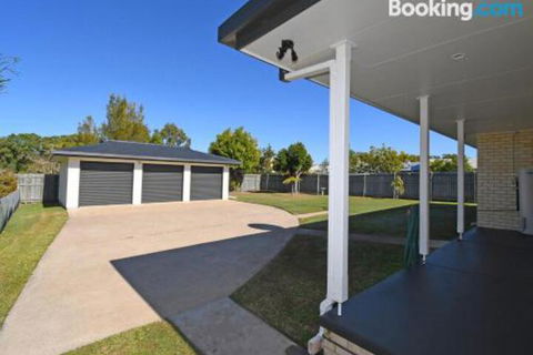 Urangan Harbour Bungalow - Accommodation Australia 4