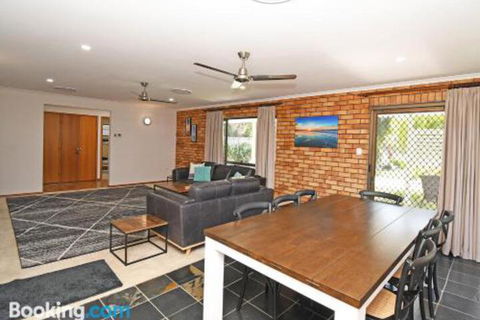 Urangan Harbour Bungalow - Accommodation Australia 0