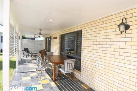 Urangan Harbour Bungalow - Accommodation Australia 2