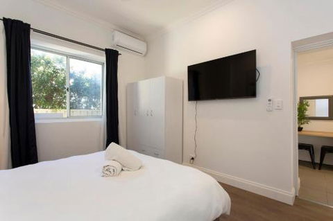 Dingo At White Gum Lodge - Accommodation Australia 6