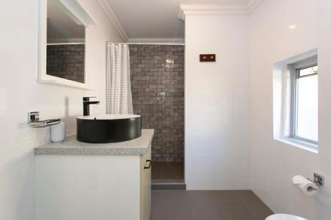 Dingo At White Gum Lodge - Accommodation Australia 1