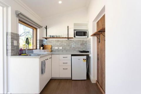 Dingo At White Gum Lodge - Accommodation Australia 3