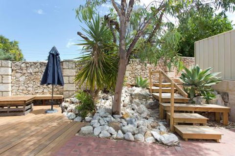 Dingo At White Gum Lodge - Accommodation Australia 4