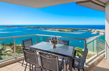 Luxury 3BR Apt With Incredible Views - Accommodation Australia 5