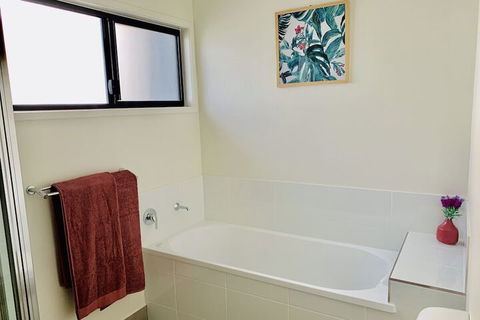 WHITSUNDAY Spacious & Comfortable Moments From Picturesque Boardwalk - Accommodation Australia 4