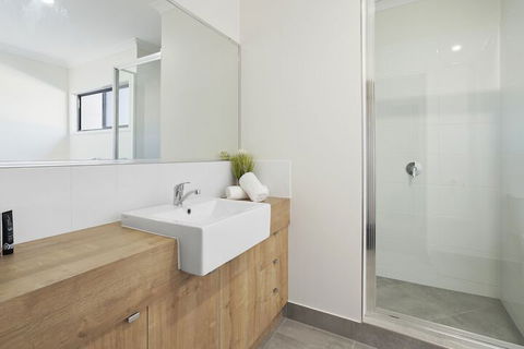 WHITSUNDAY Spacious & Comfortable Moments From Picturesque Boardwalk - Accommodation Australia 3