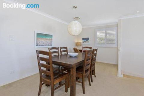 SEASCAPE An Enticing Lakeside Escape - Accommodation Australia 6