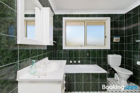 SEASCAPE An Enticing Lakeside Escape - Accommodation Australia 5