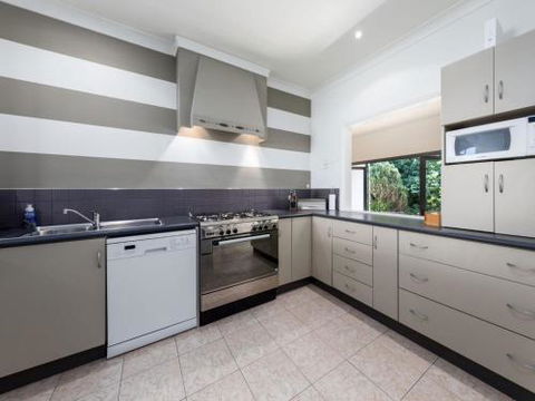 THE BEACH HOUSE Gerroa 4pm Check Out Sundays - Accommodation Australia 5